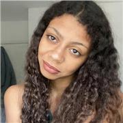 Me defino como una estudiante que siempre ha estado muy interesado en las Humanidades. Apasionada de la historia, lengua, y de darle muchas vueltas a las cosas y ser capaz de ponerle el significado que tú quieras.